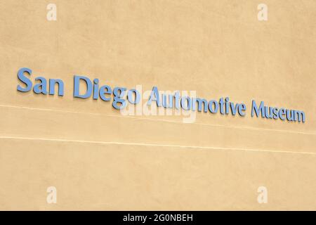 Schild an der Wand vor dem San Diego Automotive Museum im Balboa Park. Stockfoto