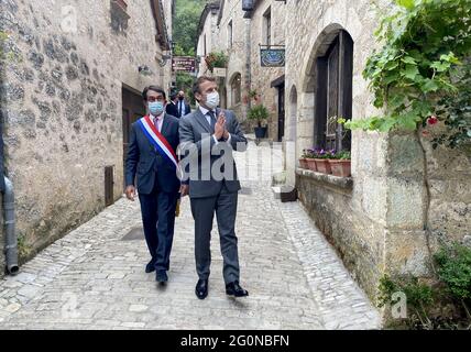 Le President de la Republique française, Emmanuel Macron, accompagne du maire de Saint-Cirq-Lapopie, Gerard Miquel, visite et echange avec les habitants et le conseil municipal de a Saint-Cirq-Lapopie, Frankreich, le 2 juin 2021. Le President est en visite dans la Region du lot pour promouvoir le patrimoine touristique français et souligner l'impose du tourisme, qui a ete durement touchee par la pandemie de la covid-19. - der französische Präsident Emmanuel Macron bei einem Besuch in Saint-Cirq-Lapopie, in der Nähe von Cahors, Südwestfrankreich, am 2. Juni 2021. Macron ist zur PR-Zeit auf einem zweitägigen Besuch in der Region Lot Stockfoto