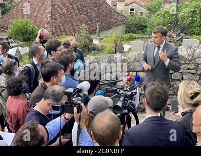 Le President de la Republique française, Emmanuel Macron visite et echange avec les habitants et le conseil municipal de a Saint-Cirq-Lapopie, Frankreich, le 2 juin 2021. Le President est en visite dans la Region du lot pour promouvoir le patrimoine touristique français et souligner l'impose du tourisme, qui a ete durement touchee par la pandemie de la covid-19. - der französische Präsident Emmanuel Macron bei einem Besuch in Saint-Cirq-Lapopie, in der Nähe von Cahors, Südwestfrankreich, am 2. Juni 2021. Macron ist auf einem zweitägigen Besuch in der Region Lot, um das touristische Erbe Frankreichs zu fördern und den Impo hervorzuheben Stockfoto