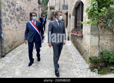 Le President de la Republique française, Emmanuel Macron, accompagne du maire de Saint-Cirq-Lapopie, Gerard Miquel, visite et echange avec les habitants et le conseil municipal de a Saint-Cirq-Lapopie, Frankreich, le 2 juin 2021. Le President est en visite dans la Region du lot pour promouvoir le patrimoine touristique français et souligner l'impose du tourisme, qui a ete durement touchee par la pandemie de la covid-19. - der französische Präsident Emmanuel Macron bei einem Besuch in Saint-Cirq-Lapopie, in der Nähe von Cahors, Südwestfrankreich, am 2. Juni 2021. Macron ist zur PR-Zeit auf einem zweitägigen Besuch in der Region Lot Stockfoto