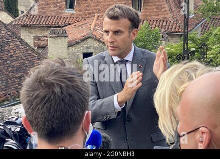 Le President de la Republique française, Emmanuel Macron visite et echange avec les habitants et le conseil municipal de a Saint-Cirq-Lapopie, Frankreich, le 2 juin 2021. Le President est en visite dans la Region du lot pour promouvoir le patrimoine touristique français et souligner l'impose du tourisme, qui a ete durement touchee par la pandemie de la covid-19. - der französische Präsident Emmanuel Macron bei einem Besuch in Saint-Cirq-Lapopie, in der Nähe von Cahors, Südwestfrankreich, am 2. Juni 2021. Macron ist auf einem zweitägigen Besuch in der Region Lot, um das touristische Erbe Frankreichs zu fördern und den Impo hervorzuheben Stockfoto