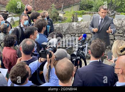 Le President de la Republique française, Emmanuel Macron visite et echange avec les habitants et le conseil municipal de a Saint-Cirq-Lapopie, Frankreich, le 2 juin 2021. Le President est en visite dans la Region du lot pour promouvoir le patrimoine touristique français et souligner l'impose du tourisme, qui a ete durement touchee par la pandemie de la covid-19. - der französische Präsident Emmanuel Macron bei einem Besuch in Saint-Cirq-Lapopie, in der Nähe von Cahors, Südwestfrankreich, am 2. Juni 2021. Macron ist auf einem zweitägigen Besuch in der Region Lot, um das touristische Erbe Frankreichs zu fördern und den Impo hervorzuheben Stockfoto