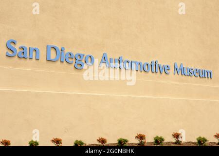 Schild an der Wand vor dem San Diego Automotive Museum im Balboa Park. Stockfoto