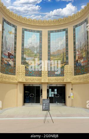 Wandgemälde an der Wand des San Diego Automotive Museum, das 1935 für die California-Panama International Expo im Balboa Park erbaut wurde Stockfoto