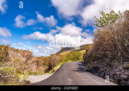 Die Straße zum Benwiskin Berg in der Grafschaft Sligo, Irland. Stockfoto