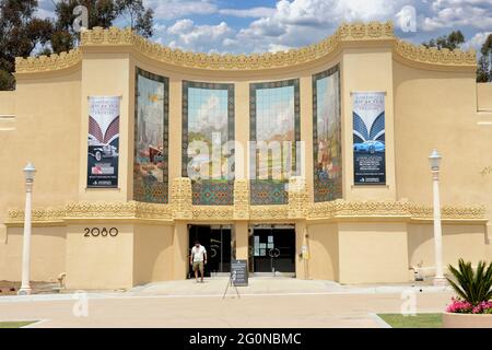 Wandgemälde an der Wand des San Diego Automotive Museum, das 1935 für die California-Panama International Expo im Balboa Park erbaut wurde Stockfoto