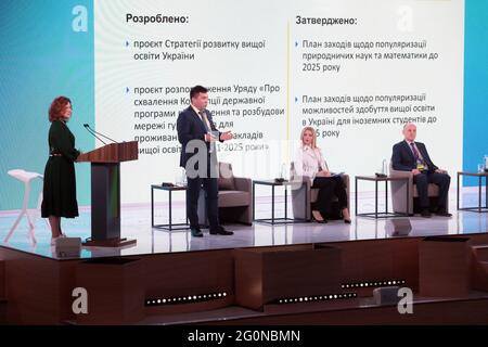 KIEW, UKRAINE - 2. JUNI 2021 - Teilnehmer der Ukraine 30. Forum für Bildung und Wissenschaft in Kiew, der Hauptstadt der Ukraine. Stockfoto