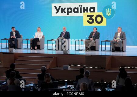 KIEW, UKRAINE - 2. JUNI 2021 - Teilnehmer der Ukraine 30. Forum für Bildung und Wissenschaft in Kiew, der Hauptstadt der Ukraine. Stockfoto