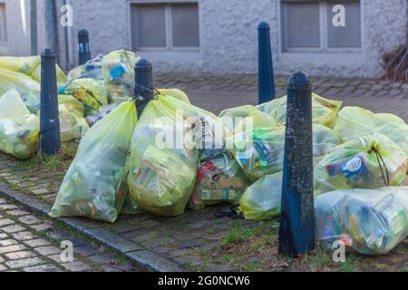 Gelbe Taschen Stehen Auf Der Straße, Bremen, Deutschland Stockfoto