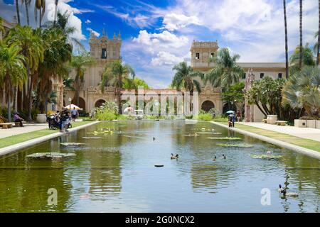 Die Menschen in der Lagune und der überdachte Gehweg am El Prado im Balboa Park, San Diego, CA Stockfoto