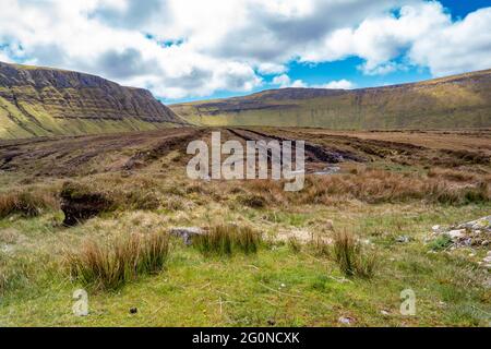 Torfschnitt zwischen Benbulbin und Benwiskin in der Grafschaft Sligo - Donegal. Stockfoto