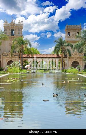 Die Menschen in der Lagune und der überdachte Gehweg am El Prado im Balboa Park, San Diego, CA Stockfoto