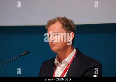 Sankt Petersburg, Russland. Juni 2021. Sprecher Daniil Egorov, Leiter des Föderalen Steuerdienstes Russlands beim St. Petersburger Internationalen Wirtschaftsforum, dem KMU-Forum zum Thema „Digitale Dienstleistungen für Unternehmen“. Kredit: SOPA Images Limited/Alamy Live Nachrichten Stockfoto