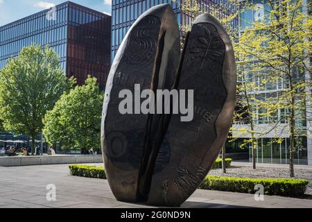 Kaffeebohnen-Denkmal in Hamburgs Sandtorpark, einer kleinen Parkanlage im Quartier am Sandtorpark/​Grasbrook im Stadtteil HafenCity Stockfoto