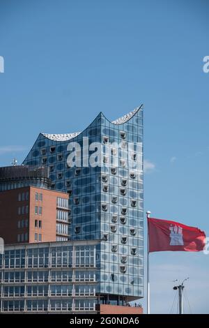 Hamburgs Neues Wahrzeichen, Die Elbphilharmonie, Thront über Dem Hafen ...