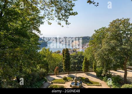 Brunnen in Crystal Palace Gardens und Douro River in Porto, Portugal Stockfoto