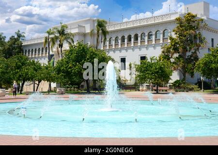 Der Bea Evenson Fountain und das San Diego Natural History Museum im Balboa Park, San Diego, CA Stockfoto