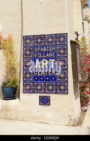 Das Spanish Village Art Center ist ein gefliestes Wandschild in Balboa Park, San Diego, CA Stockfoto