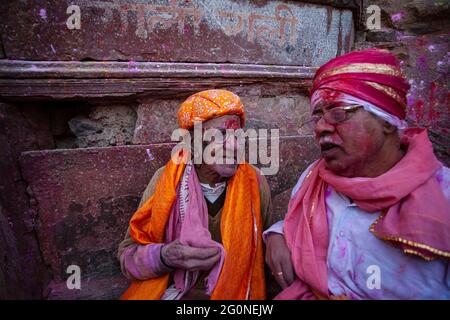 Zwei Personen im Alter, die beim holi-Festival in Indien interagierten Stockfoto