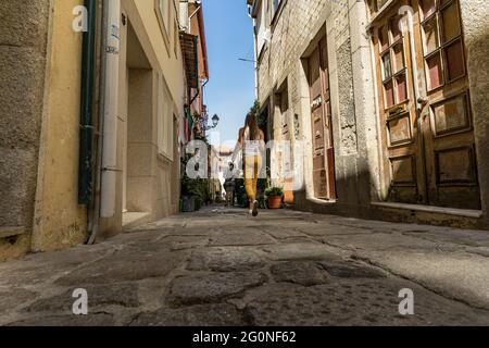 Junge Leute, die durch die schönen Straßen von Porto spazieren Stockfoto