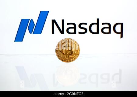 Spanien. Juni 2021. In dieser Abbildung ist ein Bitcoin auf einem Smartphone mit dem Nasdaq Composite Logo im Hintergrund zu sehen. Kredit: SOPA Images Limited/Alamy Live Nachrichten Stockfoto