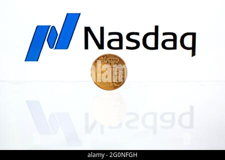 Spanien. Juni 2021. In dieser Abbildung ist eine Kryptowährung auf einem Smartphone mit dem Nasdaq Composite-Logo im Hintergrund zu sehen. Kredit: SOPA Images Limited/Alamy Live Nachrichten Stockfoto