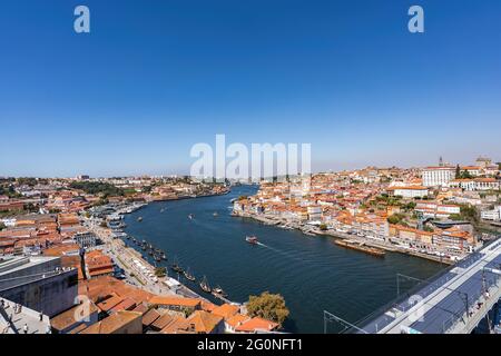 Porto, Portugal: Dom Luis I Brücke über Fluss Duoro und Blick auf Altstadt Stockfoto