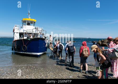 Plymouth Princess mit Fußfahrern, die vom Strand auf die Kingsand und Cawsand Ferry einsteigen. Stockfoto