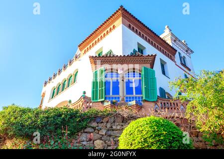 Wohnhaus im traditionellen spanischen Stil. Fenster mit Fensterläden Stockfoto