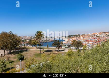 Portugal, Porto im Juni, Douro-Fluss, Panoramablick auf die Altstadt, touristisches Zentrum von Porto, ungewöhnliche Magie sonnigen Porto Stockfoto