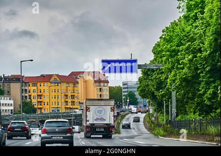 Berlin, Deutschland - 28. Mai 2021: Szene auf der Berliner Autobahn A100 mit verschiedenen Fahrzeugen zu Beginn des Hauptverkehrsverkehrs. Stockfoto