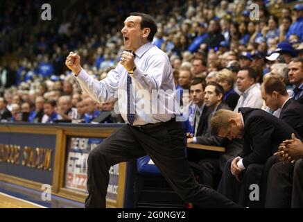 Durham, USA. Januar 2014. Duke-Cheftrainer Mike Krzyzewski brüllt seine Spieler in der ersten Halbzeit gegen den Staat Florida im Cameron Indoor Stadium in Durham, N.C., Samstag, 25. Januar 2014. Duke defeaturedFSU, 78-56. (Foto: Ethan Hyman/Raleigh News & Observer/MCT/Sipa USA) Quelle: SIPA USA/Alamy Live News Stockfoto