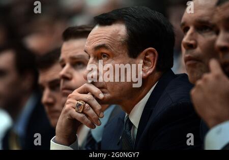 Durham, USA. März 2013. Duke-Cheftrainer Mike Krzyzewski beobachtet am Dienstag, den 5. März 2013, die Uhr, während die zweite Halbzeit gegen Virginia Tech im Cameron Indoor Stadium in Durham, North Carolina, abgeht. Duke schlug Virginia Tech, 85-57. Foto: Chuck Liddy/Raleigh News & Observer/MCT/Sipa USA Kredit: SIPA USA/Alamy Live News Stockfoto