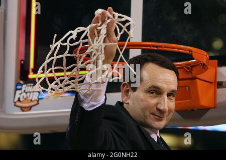 Indianapolis, USA. April 2010. Duke-Cheftrainer Mike Krzyzewski hält das Netz nach dem Sieg über Butler 61-59 im NCAA Final Four Championship Game im Lucas Oil Stadiuim in Indianapolis, Indiana, Montag, 5. April 2010. (Foto von Chuck Liddy/Raleigh News &amp; Observer/MCT/Sipa USA) Quelle: SIPA USA/Alamy Live News Stockfoto