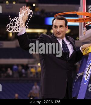 Indianapolis, USA. April 2010. Duke-Cheftrainer Mike Krzyzewski kürzt das Netz nach einem Sieg über Butler im NCAA Final Four Championship Game im Lucas Oil Stadiuim in Indianapolis, Indiana, am Montag, den 5. April 2010, im Jahr 61-59. (Foto von Mark Cornelison/Lexington Herald-Leader/MCT/Sipa USA) Quelle: SIPA USA/Alamy Live News Stockfoto