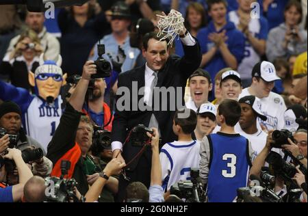 Atlanta, USA. März 2009. Duke-Cheftrainer Mike Krzyzewski hält das Netz, nachdem die Blue Devils am Sonntag, den 15. März 2009, den Florida State 79-69, im Finale des ACC Männer-Basketballturniers im Georgia Dome in Atlanta, Georgia, besiegt hatten. (Foto: Ethan Hyman/Raleigh News & Observer/MCT/Sipa USA) Quelle: SIPA USA/Alamy Live News Stockfoto