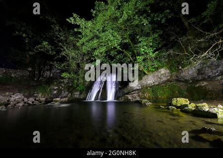 Janets Foss Wasserfall von Fackel beleuchtet. Das Hotel liegt in der Nähe des Gordale Scar Wasserfalls in der Nähe von Malham, North Yorkshire Stockfoto