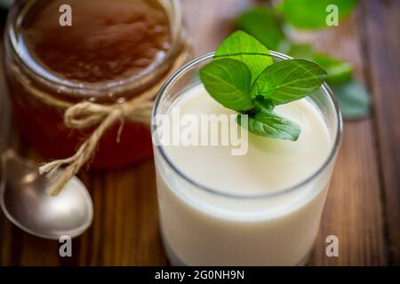 Hausgemachter Joghurt in einem Glas und mit Marmelade Stockfoto