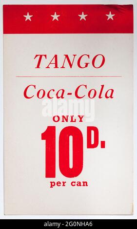 1970er Shop Preisschild - Tango Coca Cola Stockfoto