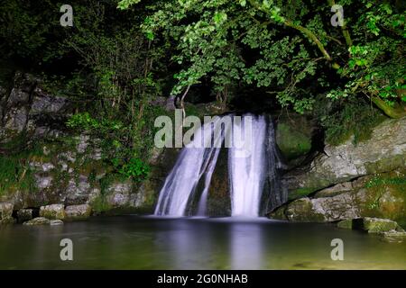 Janets Foss Wasserfall von Fackel beleuchtet. Das Hotel liegt in der Nähe des Gordale Scar Wasserfalls in der Nähe von Malham, North Yorkshire Stockfoto