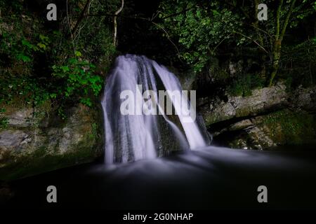 Janets Foss Wasserfall von Fackel beleuchtet. Das Hotel liegt in der Nähe des Gordale Scar Wasserfalls in der Nähe von Malham, North Yorkshire Stockfoto