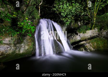 Janets Foss Wasserfall von Fackel beleuchtet. Das Hotel liegt in der Nähe des Gordale Scar Wasserfalls in der Nähe von Malham, North Yorkshire Stockfoto