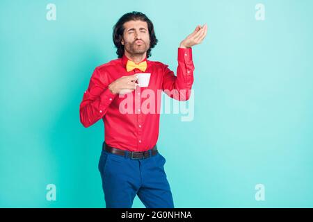 Foto von jungen funky lustige Gentleman Pout Lippen trinken Kaffee teal zeigen italienische Zeichen isoliert auf türkisfarbenem Hintergrund Stockfoto