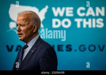 Washington, Usa. Juni 2021. US-Präsident Joe Biden spricht am Mittwoch, den 2. Juni, im Eisenhower Executive Office Building in Washington, DC, USA. 2021. Biden kündigte einen Plan an, mit Kirchen, Hochschulen, Unternehmen und Prominenten zusammenzuarbeiten, um die Coronavirus-Impfungen in den USA zu verstärken, wo die Nachfrage nach den Schüssen ins Stocken geraten ist. Fotograf: Samuel Corum/Pool/Sipa USA Kredit: SIPA USA/Alamy Live News Stockfoto