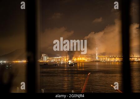 Hongkong, China 03. Juni 2021. Ein 100 Meter langes Frachtschiff, das 2,000 Tonnen Metallwaren befördert, brannte. Feuerboote und Marine-Polizeiboote eilten zum Tatort, um das Feuer zu löschen, zwei Feuerbootmonitore und zwei Jets wurden später in der Nacht eingesetzt. Bei dem Vorfall wurden keine Verletzungen gemeldet, aber Bewohner in der Nähe wurden von dem Rauch betroffen. Kredit: SOPA Images Limited/Alamy Live Nachrichten Stockfoto