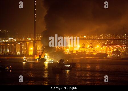 Hongkong, China 03. Juni 2021. Ein 100 Meter langes Frachtschiff, das 2,000 Tonnen Metallwaren befördert, brannte. Feuerboote und Marine-Polizeiboote eilten zum Tatort, um das Feuer zu löschen, zwei Feuerbootmonitore und zwei Jets wurden später in der Nacht eingesetzt. Bei dem Vorfall wurden keine Verletzungen gemeldet, aber Bewohner in der Nähe wurden von dem Rauch betroffen. Kredit: SOPA Images Limited/Alamy Live Nachrichten Stockfoto