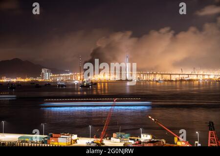 Hongkong, China 03. Juni 2021. Ein 100 Meter langes Frachtschiff, das 2,000 Tonnen Metallwaren befördert, brannte. Feuerboote und Marine-Polizeiboote eilten zum Tatort, um das Feuer zu löschen, zwei Feuerbootmonitore und zwei Jets wurden später in der Nacht eingesetzt. Bei dem Vorfall wurden keine Verletzungen gemeldet, aber Bewohner in der Nähe wurden von dem Rauch betroffen. Kredit: SOPA Images Limited/Alamy Live Nachrichten Stockfoto