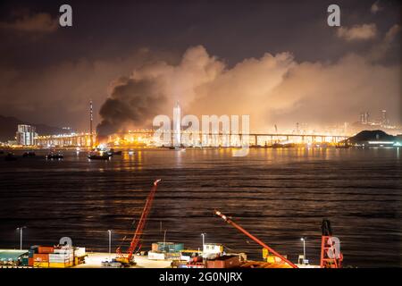 Hongkong, China 03. Juni 2021. Ein 100 Meter langes Frachtschiff, das 2,000 Tonnen Metallwaren befördert, brannte. Feuerboote und Marine-Polizeiboote eilten zum Tatort, um das Feuer zu löschen, zwei Feuerbootmonitore und zwei Jets wurden später in der Nacht eingesetzt. Bei dem Vorfall wurden keine Verletzungen gemeldet, aber Bewohner in der Nähe wurden von dem Rauch betroffen. Kredit: SOPA Images Limited/Alamy Live Nachrichten Stockfoto