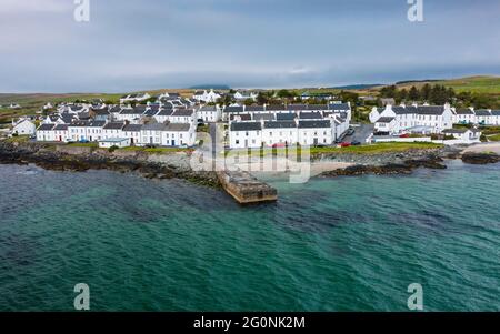 Luftaufnahme des Dorfes Port Charlotte an der Küste der Isle of Islay, Argyll & Bute, Inner Hebrides, Schottland, Großbritannien Stockfoto