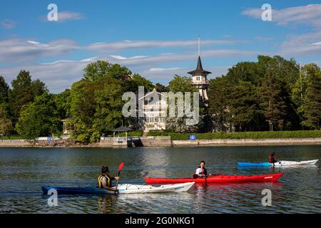 Kajakfahren vor der Villa Kesäranta, der offiziellen Residenz des finnischen Ministerpräsidenten, im finnischen Meilahti-Bezirk Stockfoto